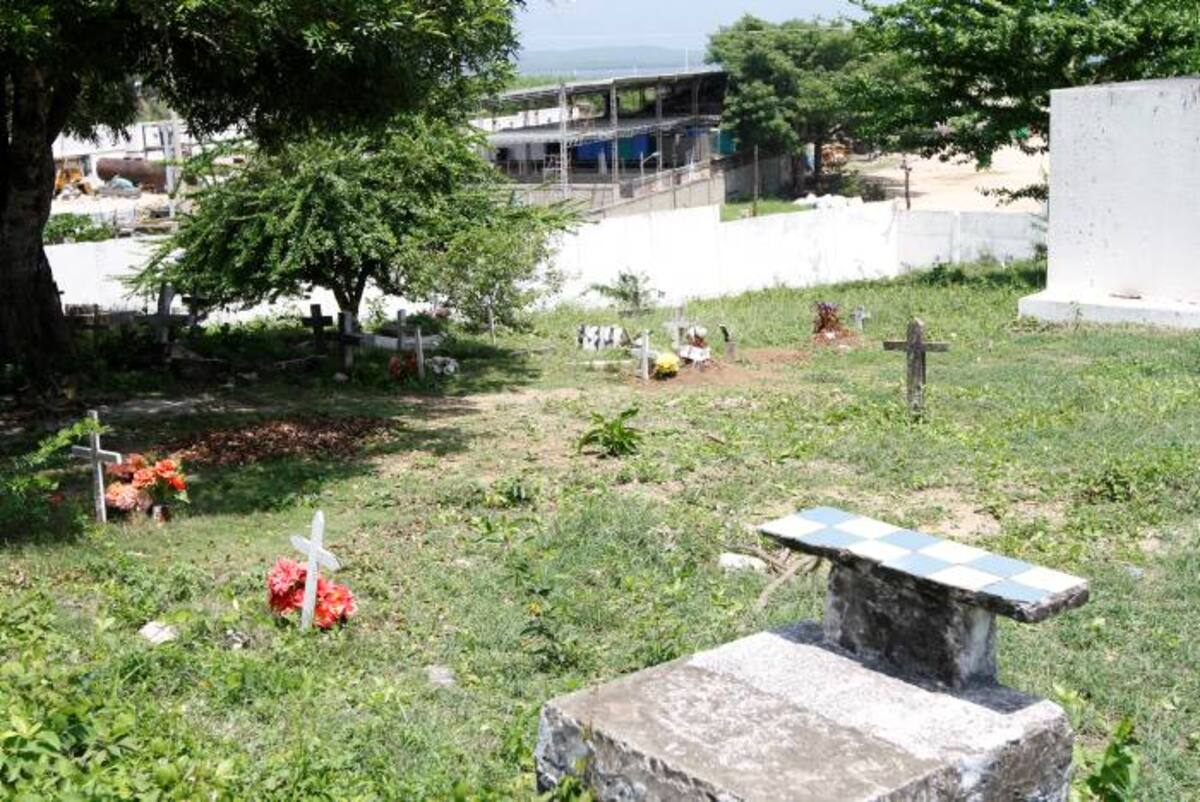 Bajo el árbol frondoso que se ve a la izquierda de la imagen, se realizan las necropsias de los cadáveres que llegan al Cementerio de Albornoz. La sala destinada para estas labores en el campo santo no tienen dotación y están fuera de servicio desde hace tiempo. AROLDO MESTE ALCÁNTARA - EL UNIVERSAL