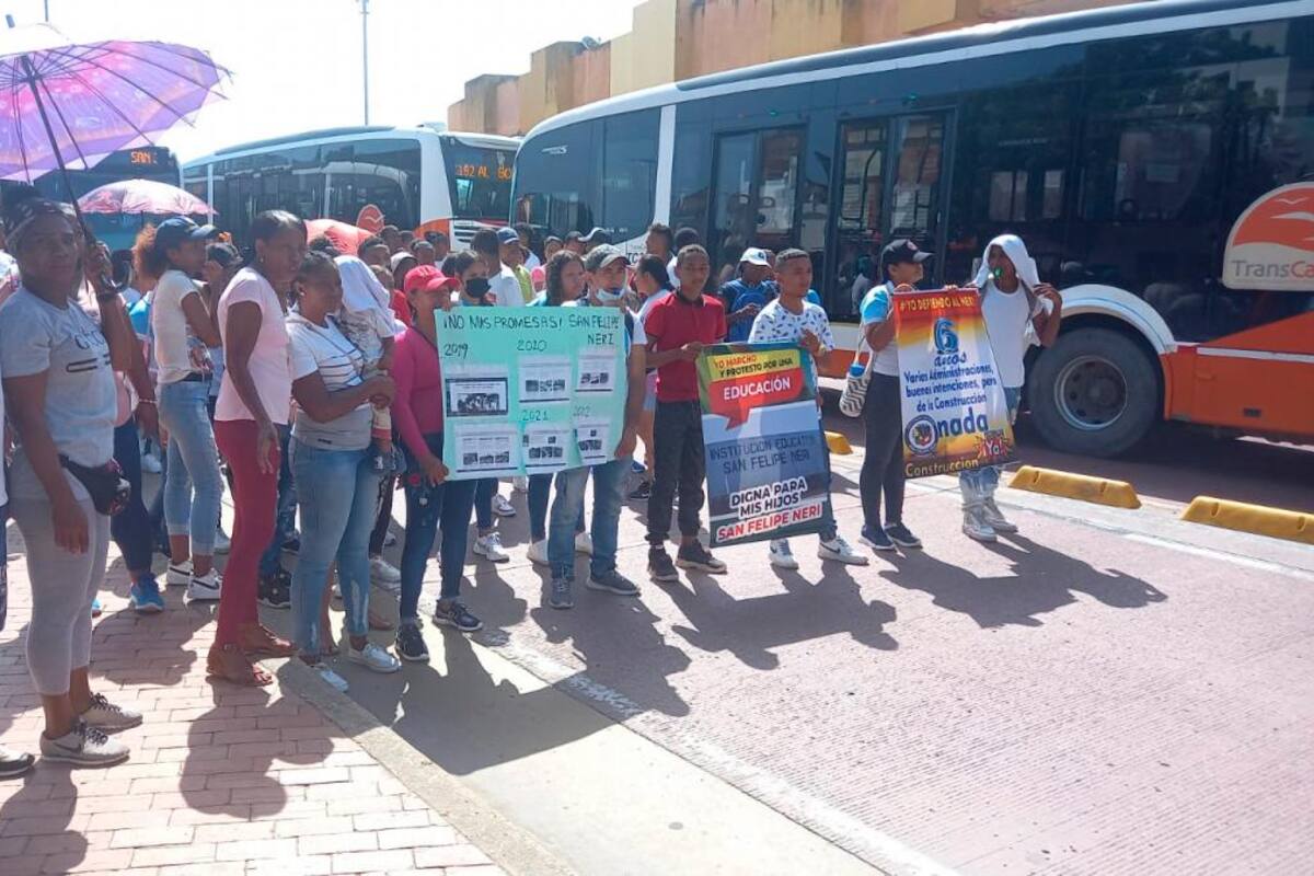 Colegio San Felipe Neri se manifiesta en el Centro “por la educación”