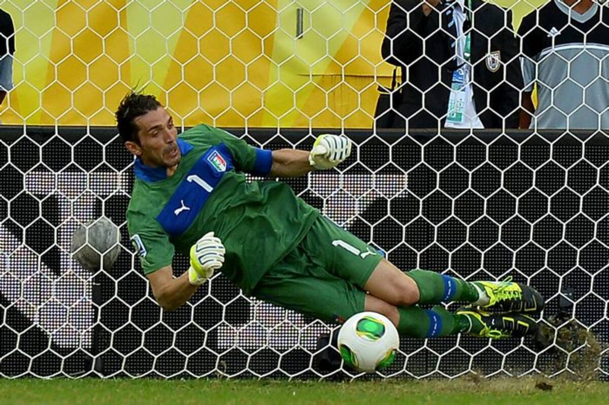 Buffon fue la figura del partido, al atajar tres de los penales con los que Italia consiguió el tercer lugar en la Copa Confederaciones. AFP