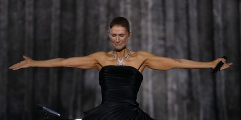Video: Céline Dion sufrió una caída durante su concierto en París y sorprendió con su reacción