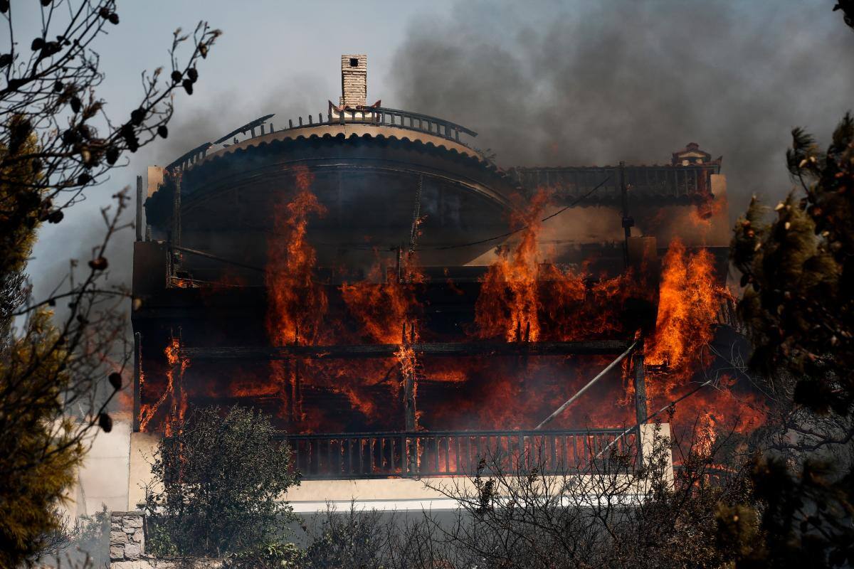 Las llamas han alcanzado algunas terrazas y patios de viviendas, aunque por ahora no han quemado ningún edificio por completo. //EFE