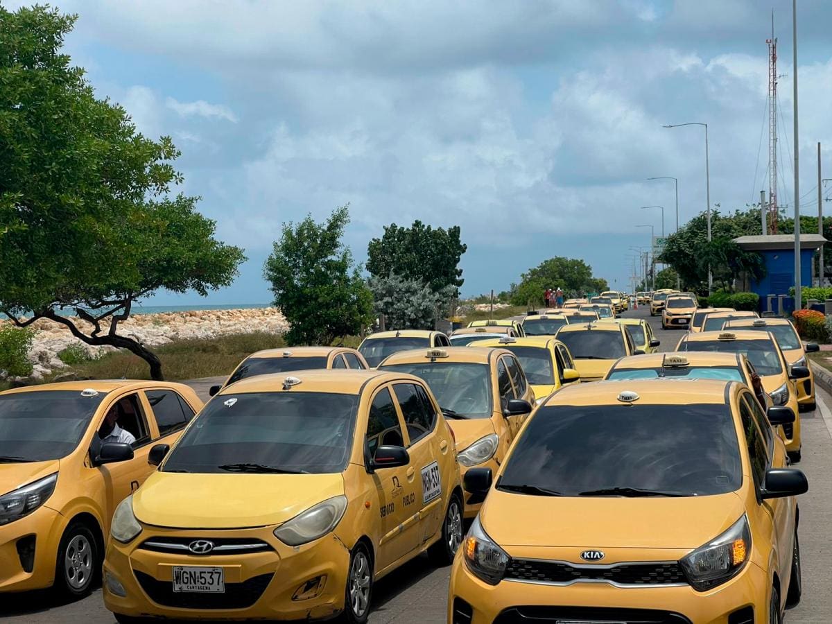 Los taxistas que participan en la manifestación ingresan al Centro Histórico. // Nayib Gaviria.