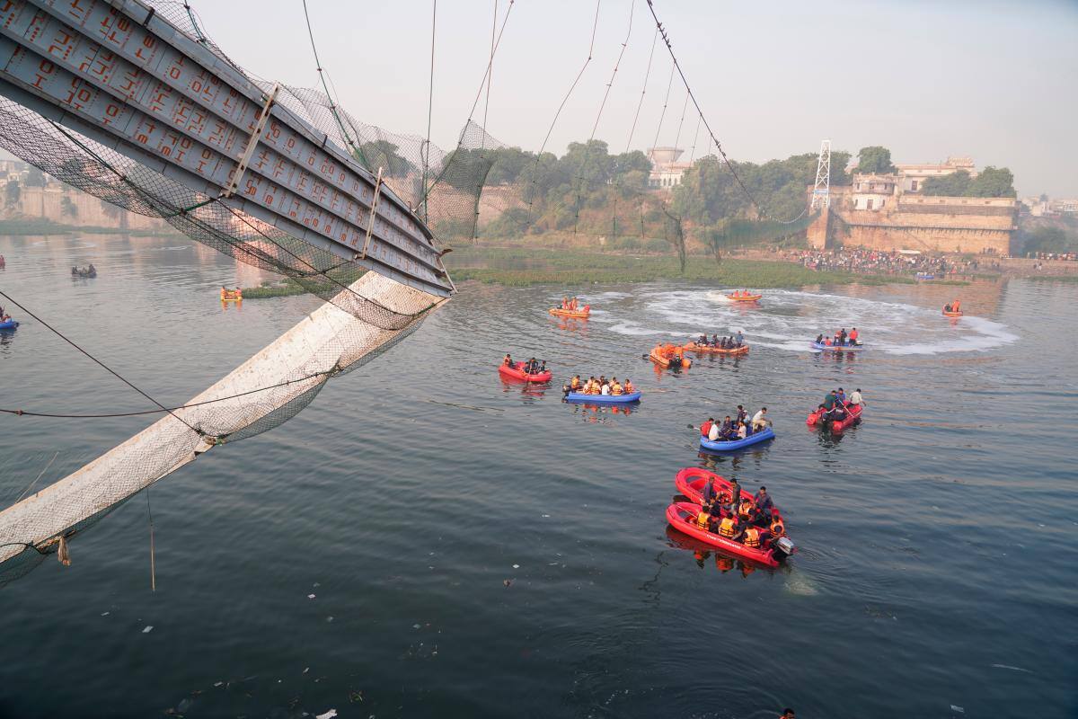 Nueve detenidos tras colapso de puente que dejó 134 muertos en la India