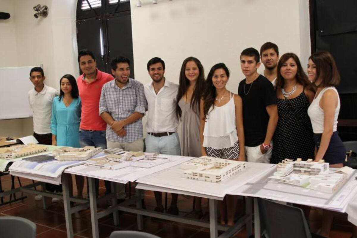 Los universitarios presentaron en maquetas sus propuestas para enlazar los dos sectores. Óscar Diaz.