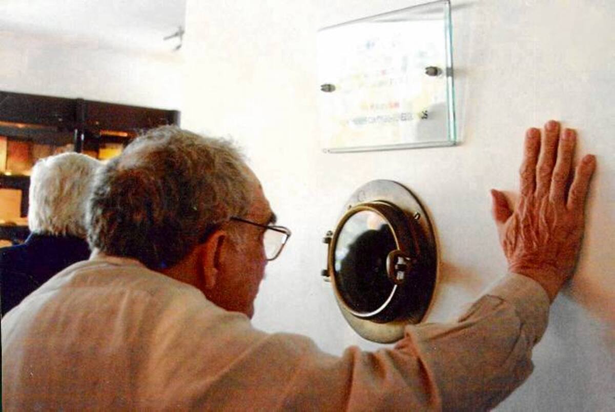 Gabo en La Cueva, de Barranquilla, en 2007, observa el cortometraje sobre El ahogado más hermoso del mundo.