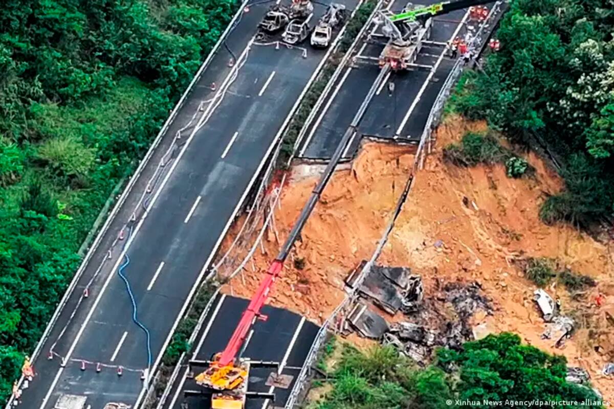 China: 24 personas mueren tras colapso de una carretera