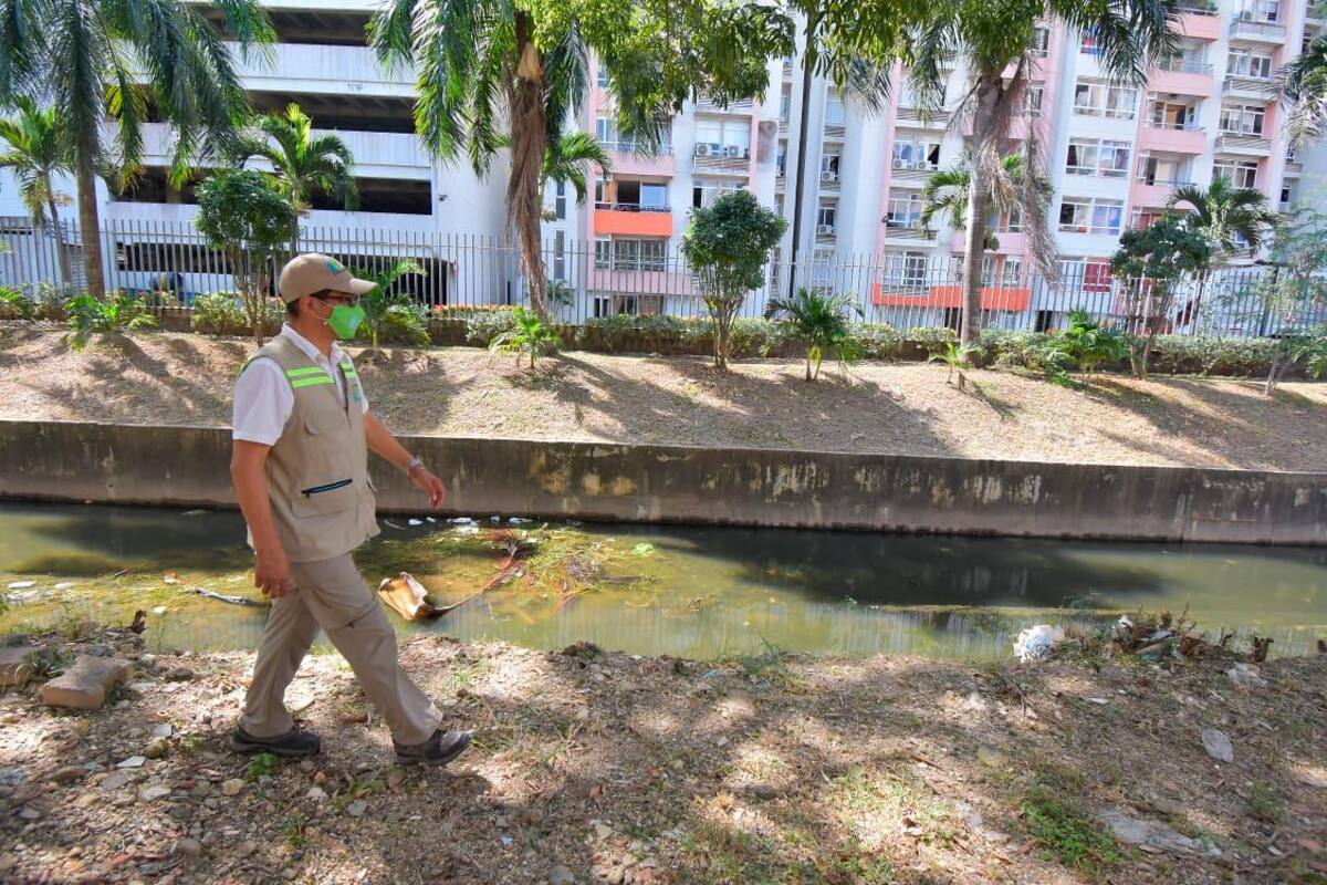 Abren investigación por vertimientos contaminantes en el canal de La Plazuela