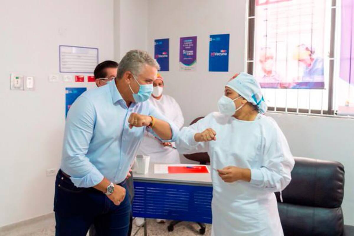 Presidente Duque saluda a Verónica Machado Torres a su llegada al HUS. Foto: Presidencia