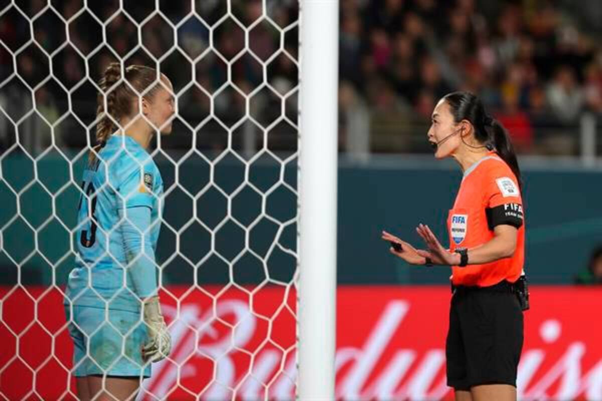 ¡Novedoso!: Mundial de Fútbol Femenino inició con uso de VAR y megafonía