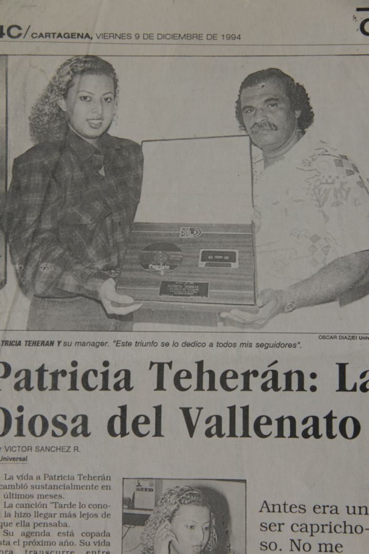 La canción “Tarde lo conocí” disparó la popularidad de la artista llevándola a tocar en escenarios de todo el país. En la foto aparece junto a Tyrones Pérez. ARCHIVO.
