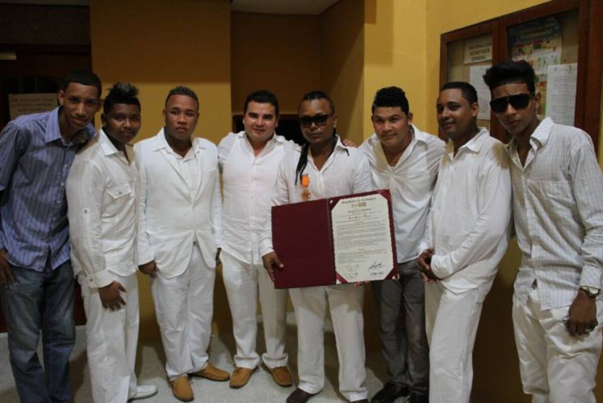 El cantante de champeta, Mister Black, recibió la medalla de Gran Caballero por el contenido social y cultural de sus canciones. CORTESÍA