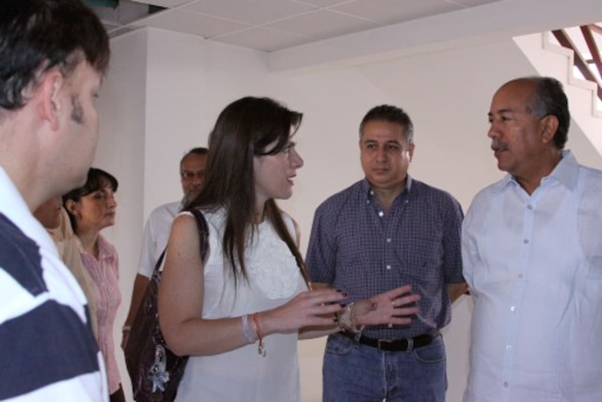 En su recorrido, la vice-ministra estuvo acompañada por el rector de la Universi-dad de Cartagena, Germán Sierra Anaya, y la Secretaria General, Marly Mardini Llamas. cortesia