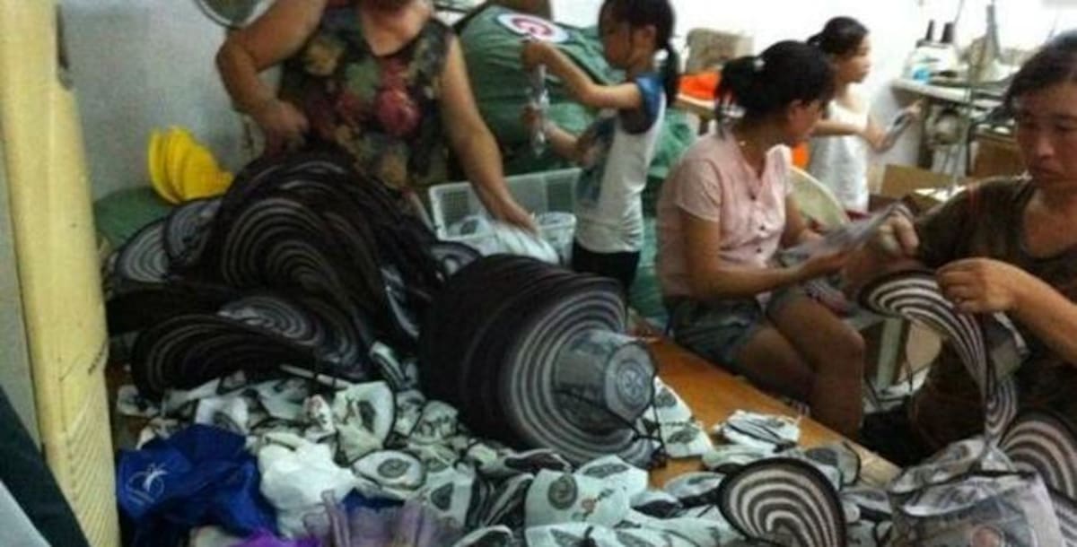 Son muchas las mujeres quienes trabajan a diario en una fábrica china haciendo estos sombreros.