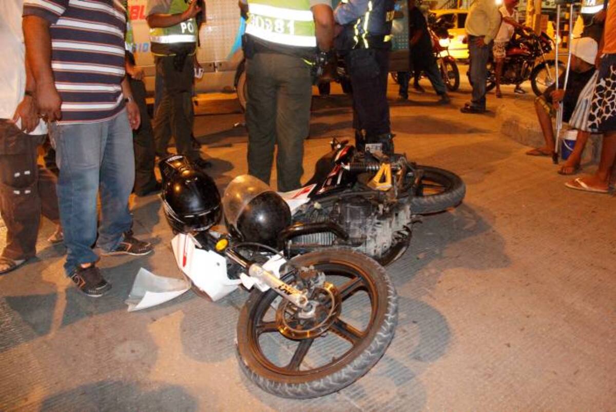 Una moto y un taxi cerca de las 5:30 de la mañana se estrellaron en el sector de los Cuatro VIentos. NAYIB GAVIRIA- EL UNIVERSAL