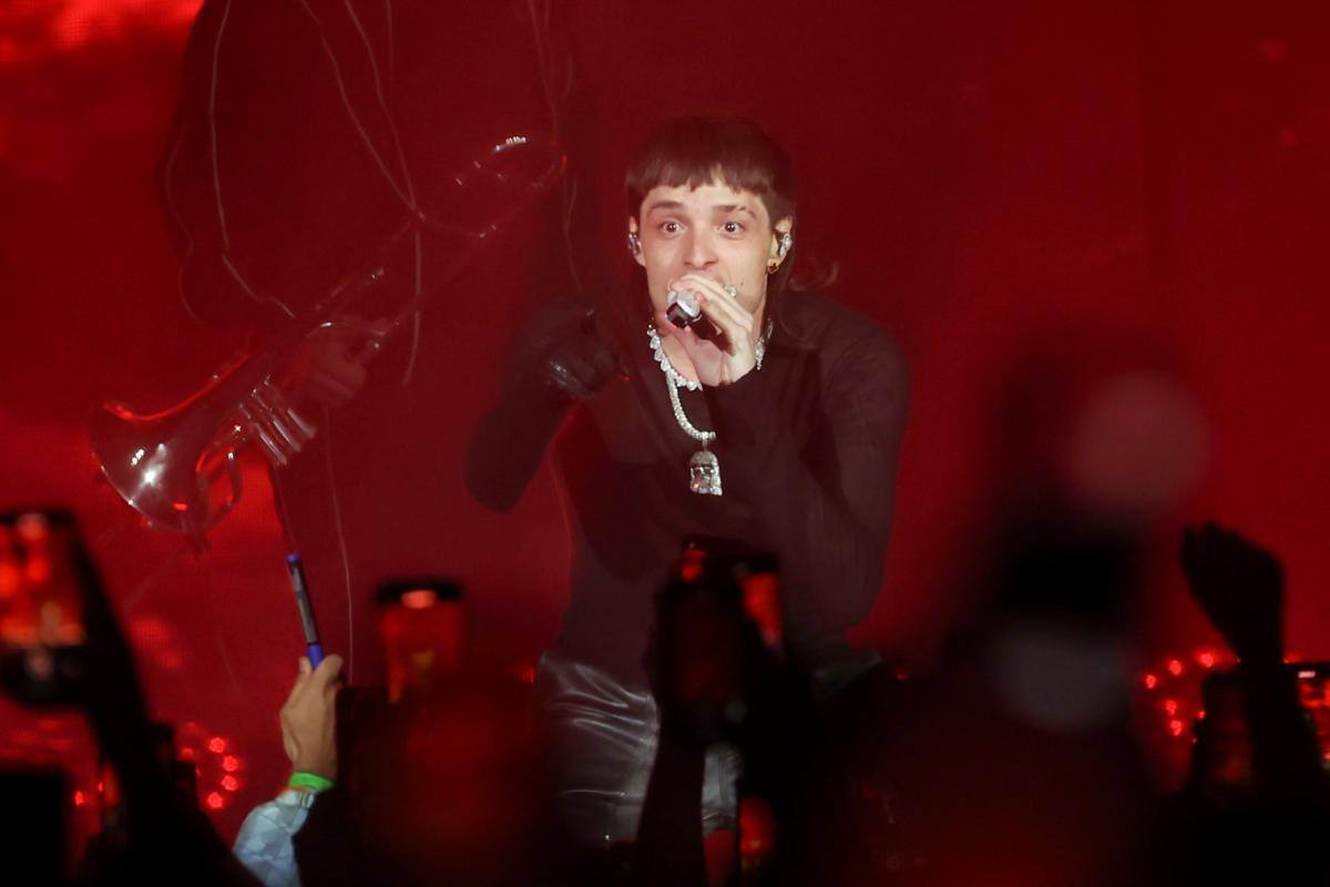 Video: Peso Pluma no se aguantó y le arrojó agua en la cara a fanático