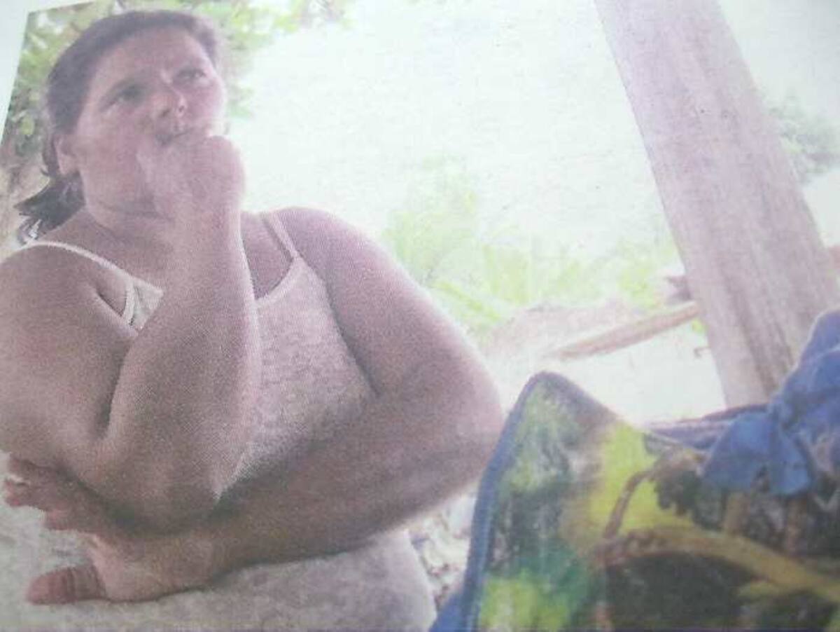 Yarín González, esposa del líder, esperando su cadáver.