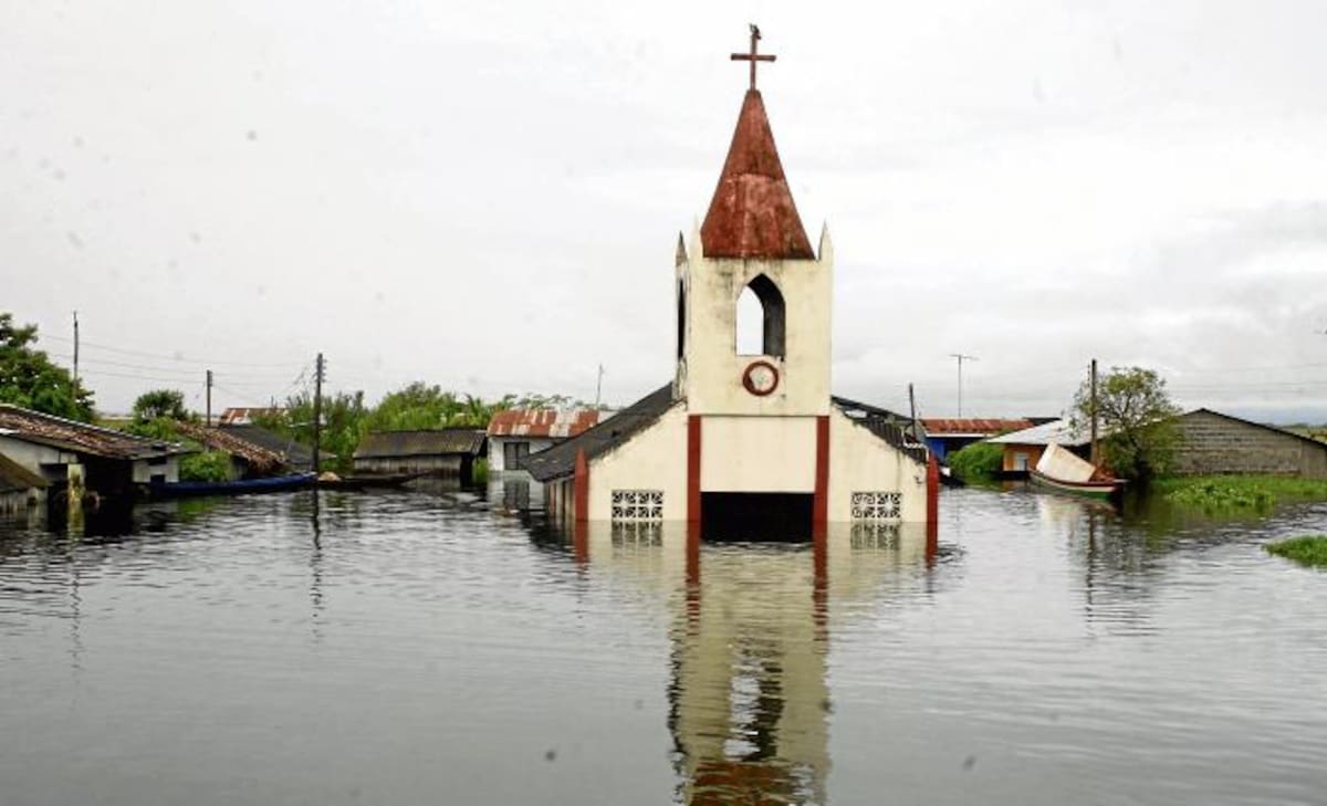 Los doñaneros esperan tener un nuevo templo en tierra firme para reubicar las imágenes de los santos que veneran. FOTOS MANUEL SANTIAGO PÉREZ/EL UNIVERSAL/