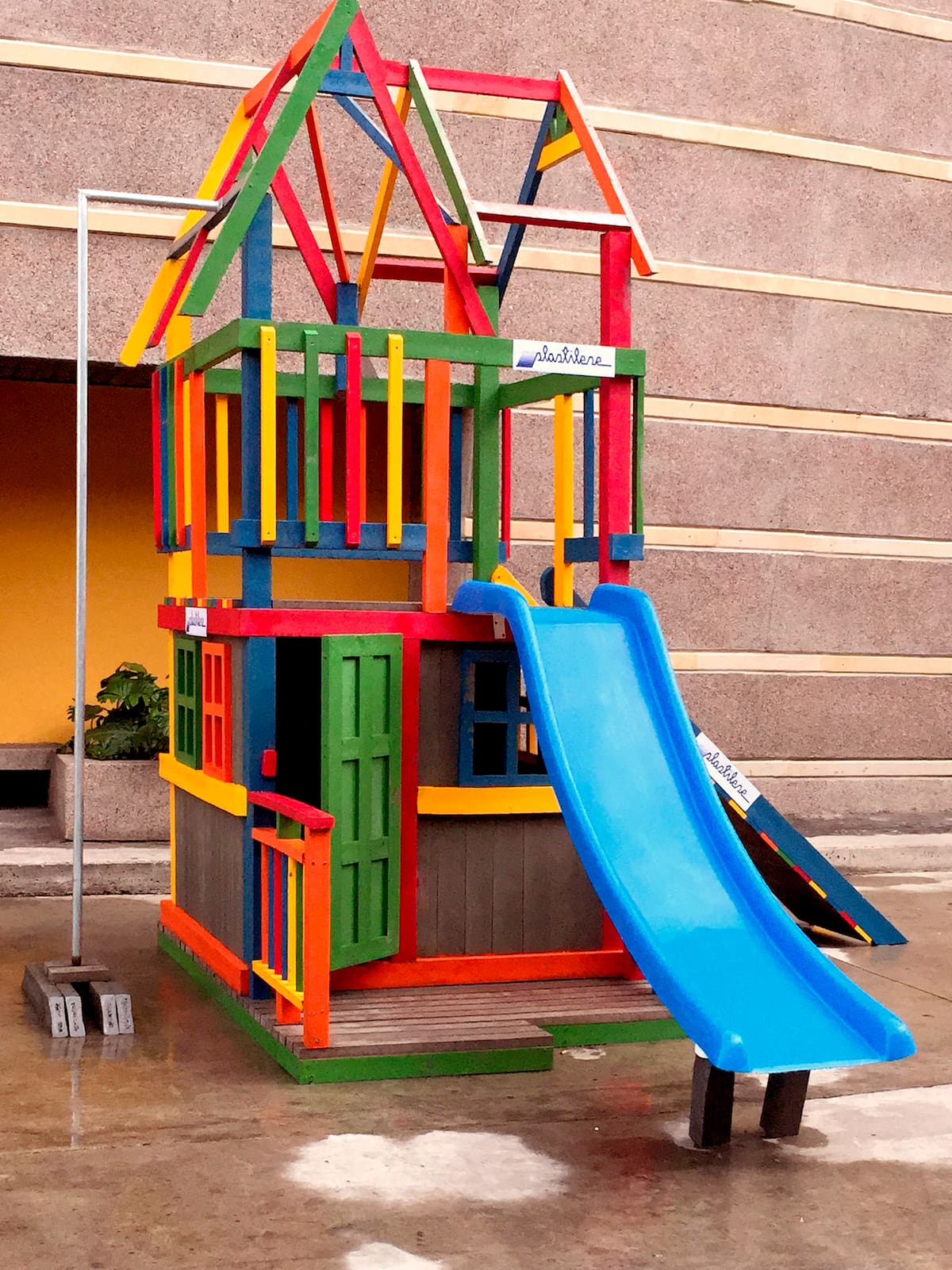 Parque infantil elaborado en perfil plástico.