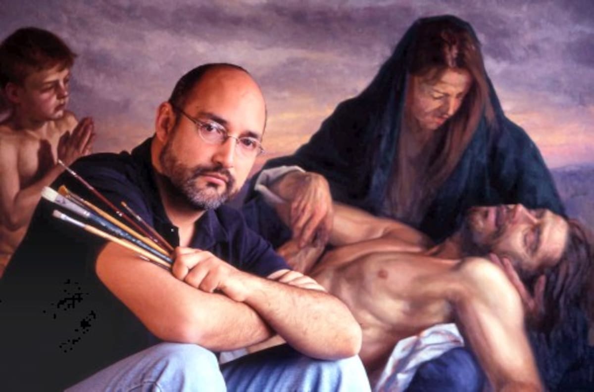 El artista Darío Ortiz junto a su obra.