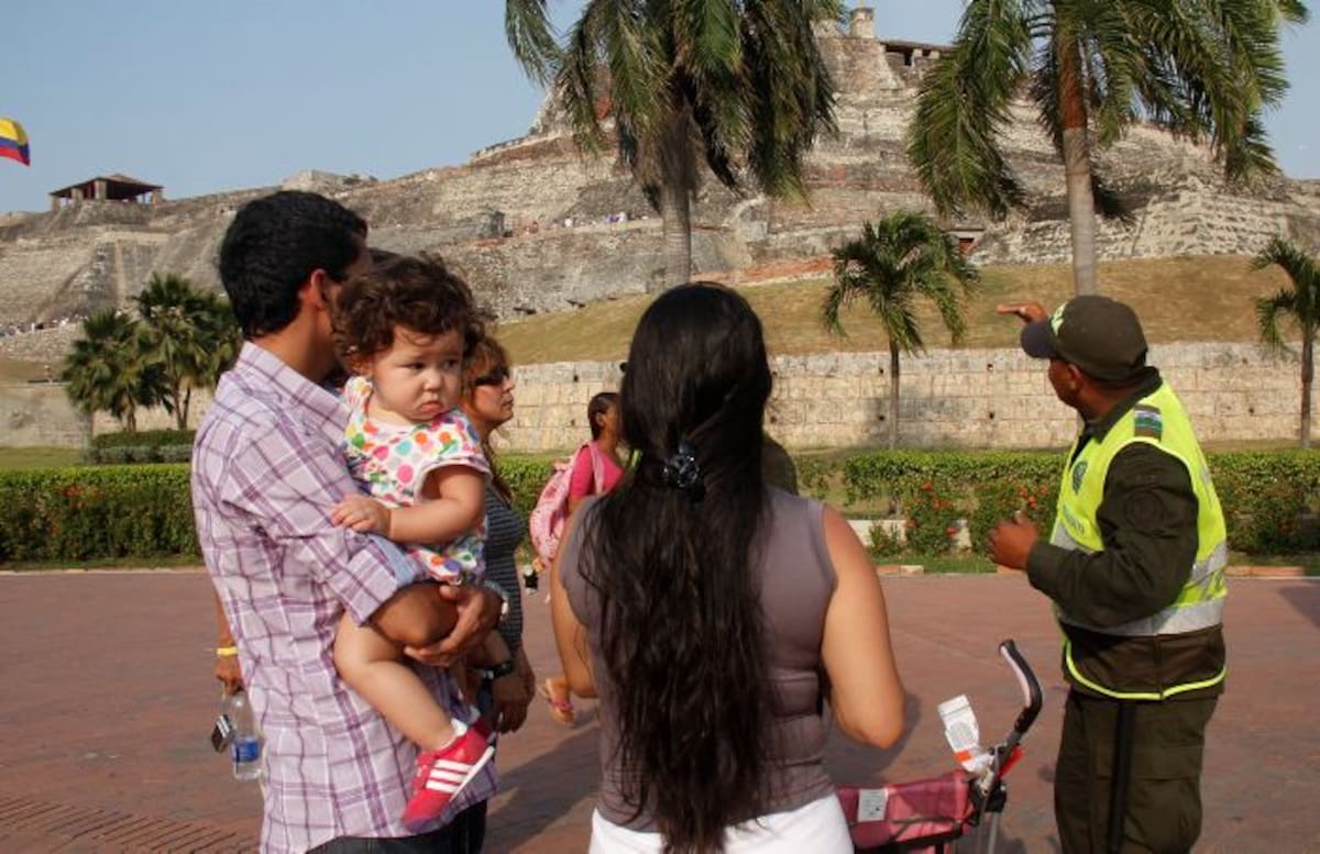 Los policías de turismo orientan a los turistas respecto de los sitios de interés para los visitantes. KAILLINE GIRALDO-EL UNIVERSAL