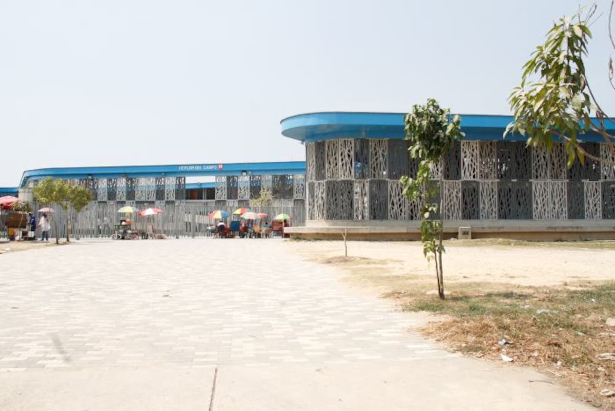 Además de los estudiantes del Megacolegio, sus profesores y funcionarios, los habitantes de las manzanas 4 y 7 de Flor del Campo, son los más afectados con los enfrentamientos que tienen lugar en el “terraplén”, ubicado detrás de la institución.