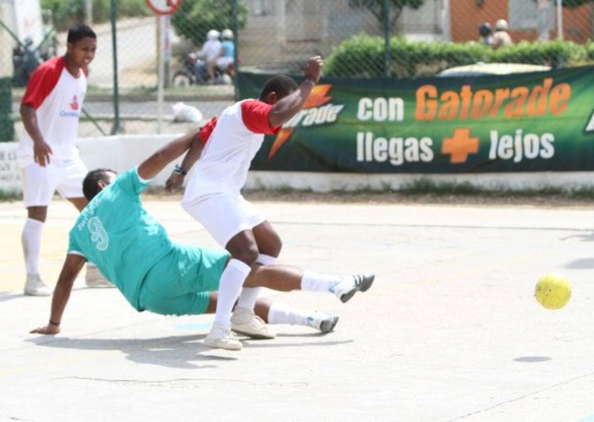El partido entre Alto Bosque-Nigeria y El Pozón-Corea del Norte resultó muy intenso de prin-cipio a fin. Al final, el conjunto local se impuso por la mínima diferencia. Aroldo Mestre-El Universal