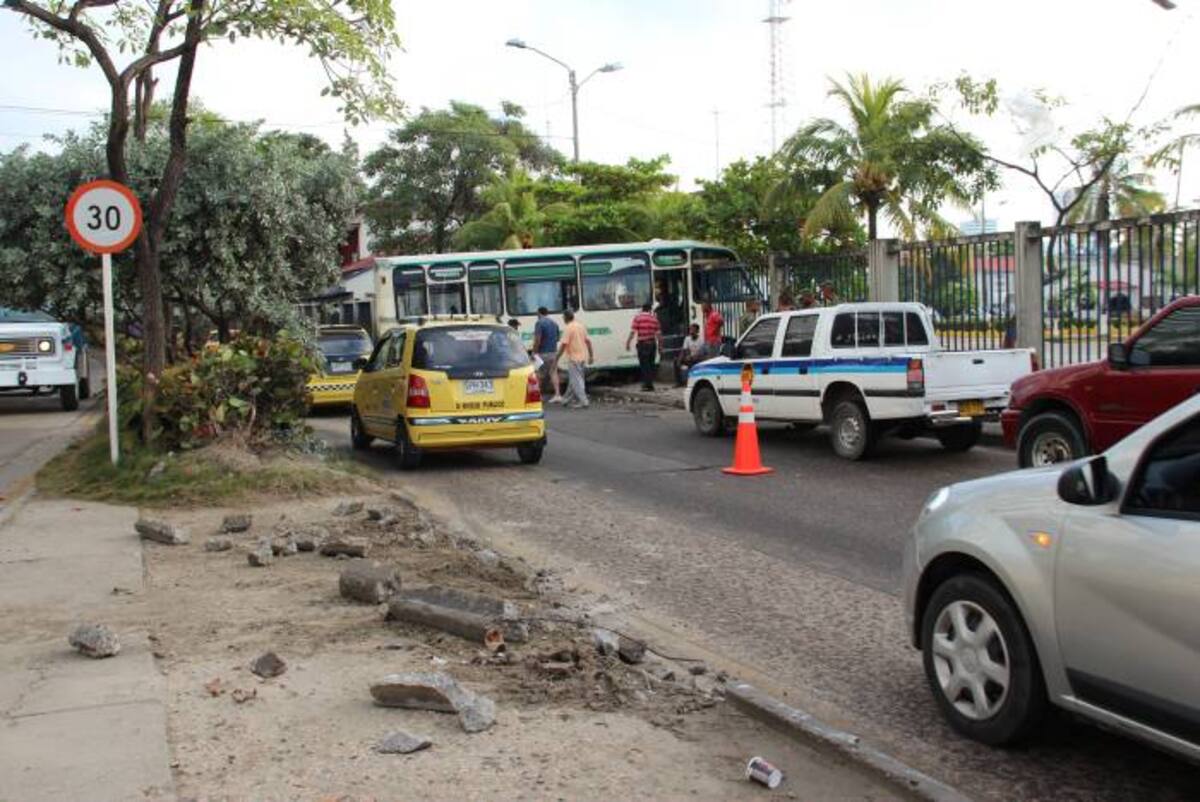 Afortunadamente en el hecho no se registraron personas heridas, sólo daños materiales en el automotor, la reja y en el separador de la vía. ROSA MAZA