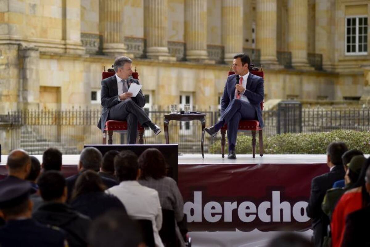 El Presidente Juan Manuel Santos dialoga con el Ministro del Interior, Guillermo Rivera. Cortesía Presidencia