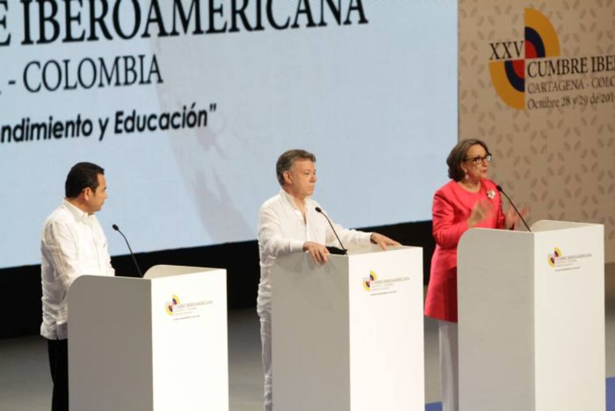 El Presidente de Guatemala, Jimmy Morales; Juan Manuel Santos, presidente de Colombia; y la secretaria General Iberoamericana, Rebeca Grynspan. Julio Castaño/ El Universal