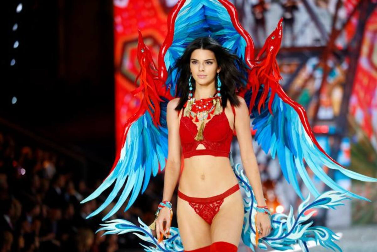 La famosa modelo Kendal Jenner, en su segundo desfile de Victoria's Secret. AP