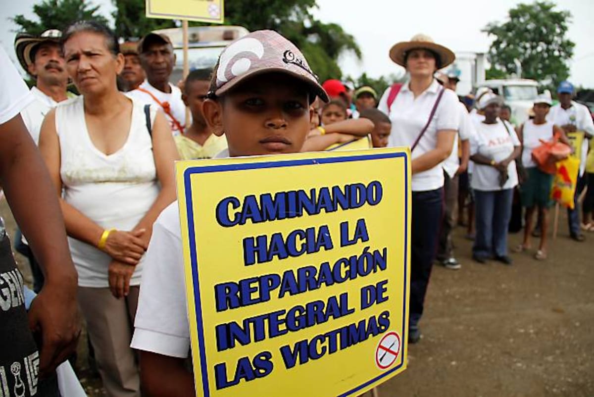 Niños, adultos y ancianos en campaña pacífica para exigir al gobierno reparación por ser víctimas de la violencia paramilitar. ÓSCAR DÍAZ ACOSTA - EL UNIVERSAL