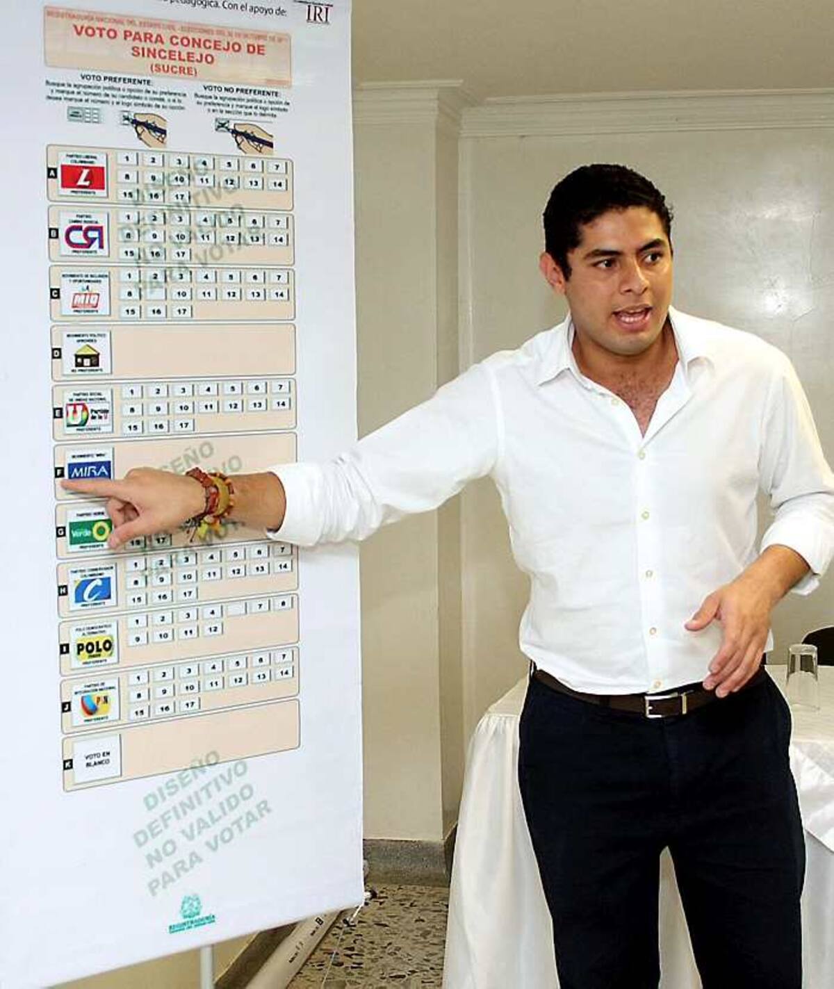 Mario Ruiz Soto explicó lo referente al rediseño de la tarjeta electoral. MANUEL SANTIAGO PÉREZ/EL UNIVERSAL/