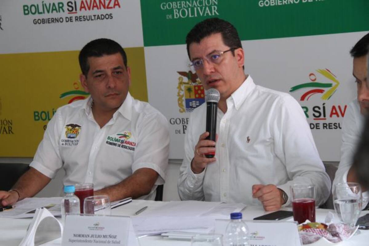 El gobernador de Bolívar, Dumek Turbay, y el superintendente Nacional de Salud, Norman Julio Muñoz, durante la mesa de cobro. ZENIA VALDELAMAR