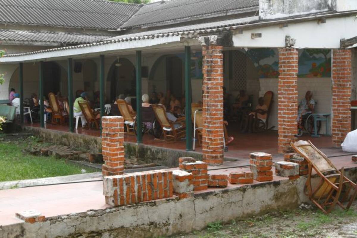 El deterioro del Hogar San Pedro es evidente y la construcción tiene poco espacio para la recreación al aire libre. Julio Castaño.