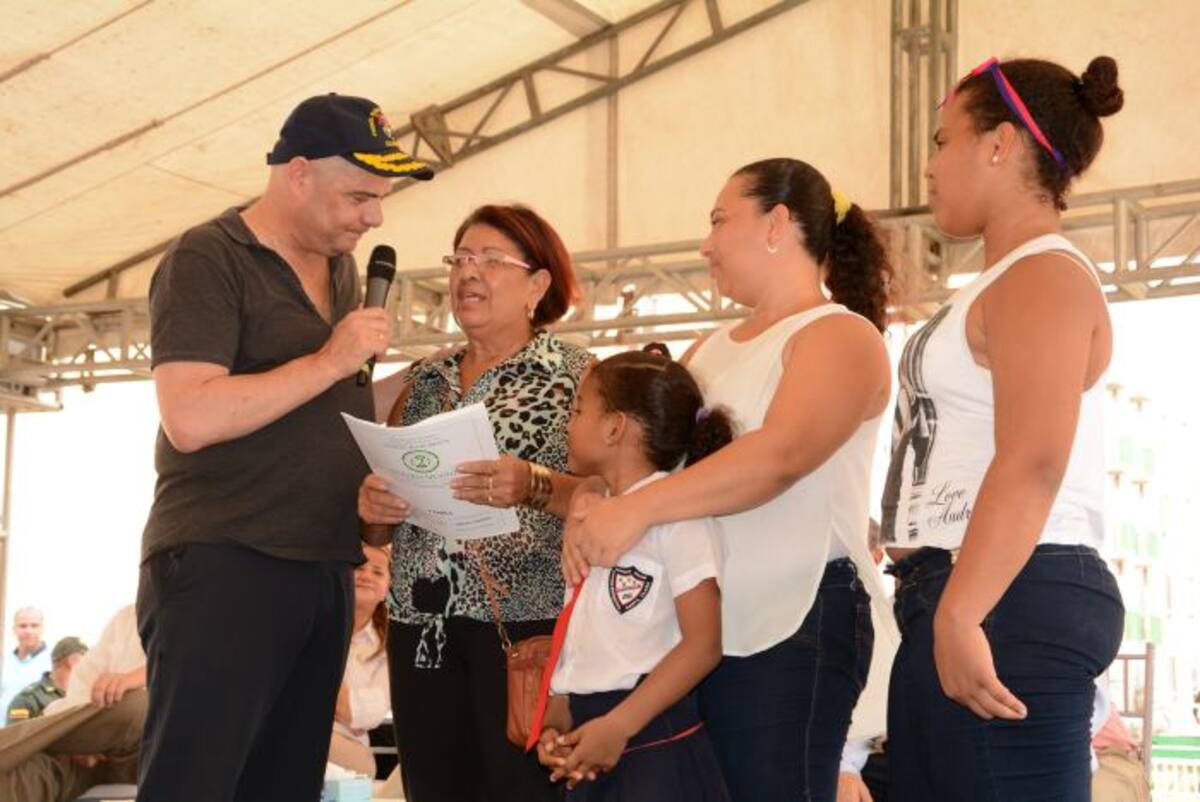 Mariluz Salgado Sierra fue la primera en recibir sus escrituras de manos del vicepresidente Germán Vargas Lleras. Luis Eduardo Herrán-El Universal