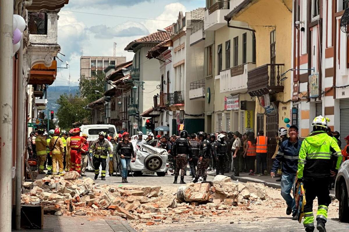 Van 13 muertos, entre ellos una niña, tras sismo en Ecuador