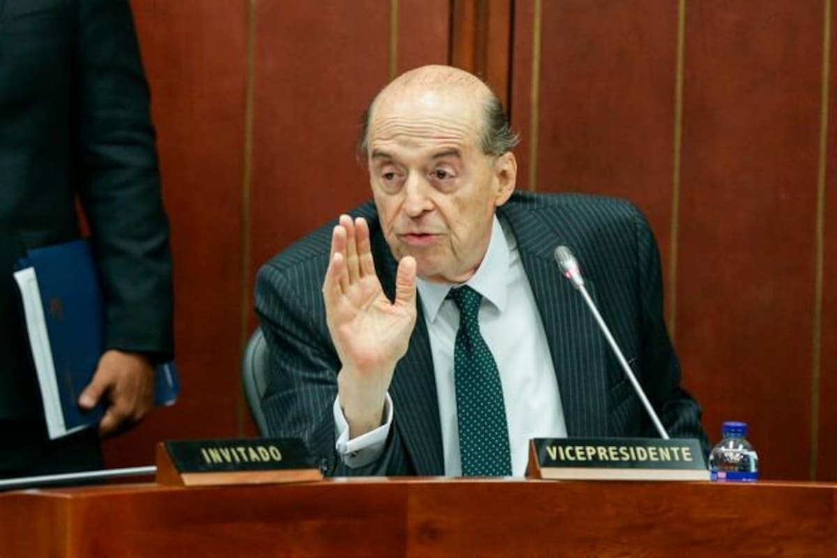 Con tutela, Leyva quiere tumbar suspensión y regresar a la Cancillería