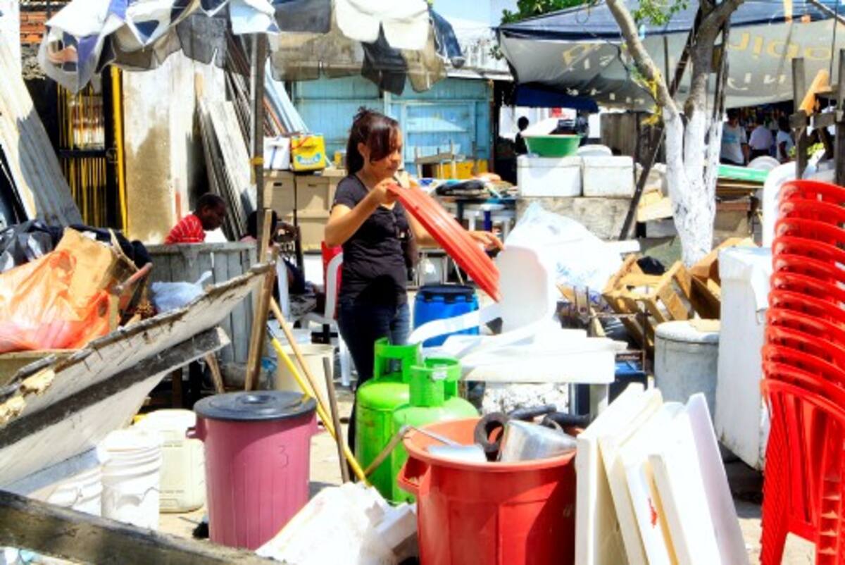 Las cocineras afectadas por la restitución de espacio público dicen que por encima de la tristeza de ver en ruinas sus negocios están sus ga-nas de trabajar y por eso advierten que levantarán de nuevo sus negocios en la Plazoleta Olímpica. JULIO CASTAÑO BELTRÁN - EL UNIVERSAL