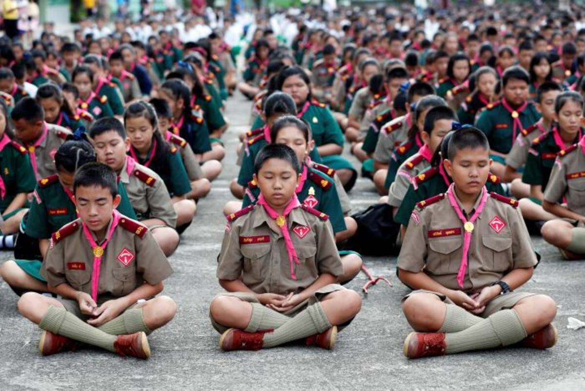 Varios estudiantes dan las gracias y les mandan su apoyo a los servicios de rescate desde su colegio en el distrito de Mae Sai, mientras continúan las labores de rescate de los doce niños y un adulto atrapados en una cueva del parque Khun Nam Nang Non. EFE RUNGROJ YONGRIT