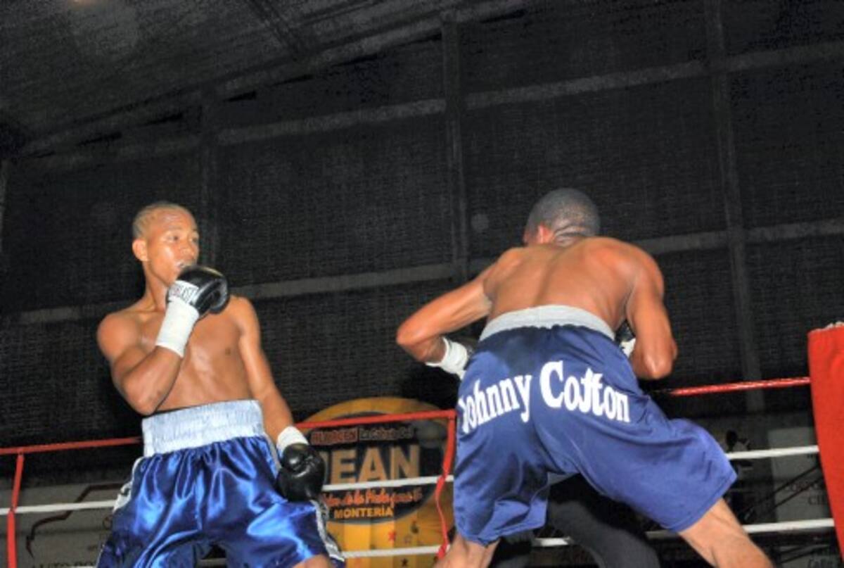 El boxeador Anuar Salas, de Puerto Escondido, derrotó a Jeison Cervantes de Montelíbano en combate que se disputó en la división de las 115 libras. FOTOS: REDACCIÓN DIARIO EL UNIVERSAL