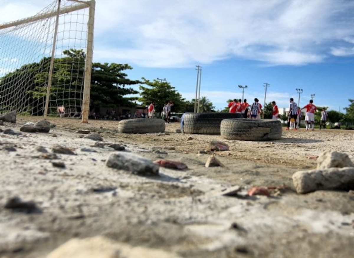 Esta cancha es basurero y escondite de drogadictos.