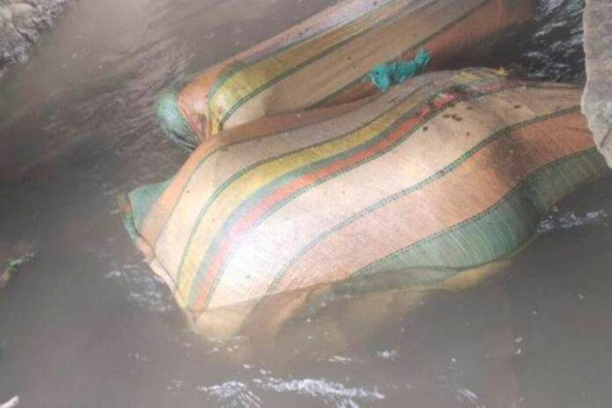 Atados de manos y pies y dentro de costales hallaron cadáveres de 2 hombres