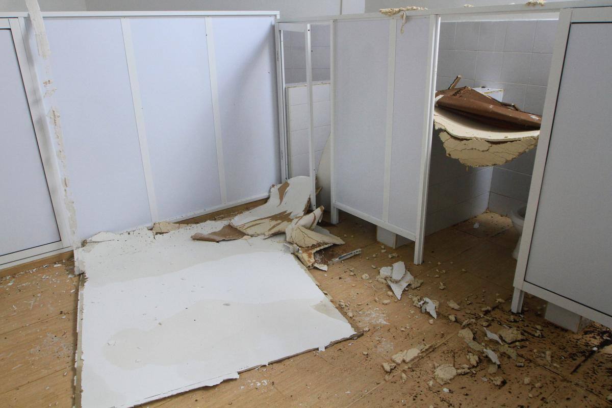 Así quedó el baño del CDI de Marialabaja tras el vendaval.