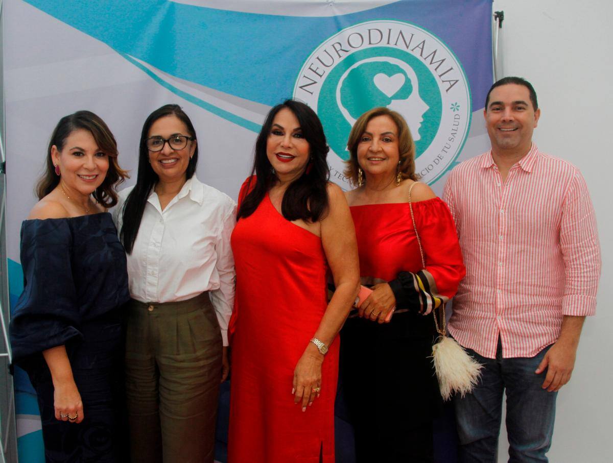 Katia Bustillo, Andrea Piña, Mayra Rodríguez, Marta Bustillo y Hans Londoño.