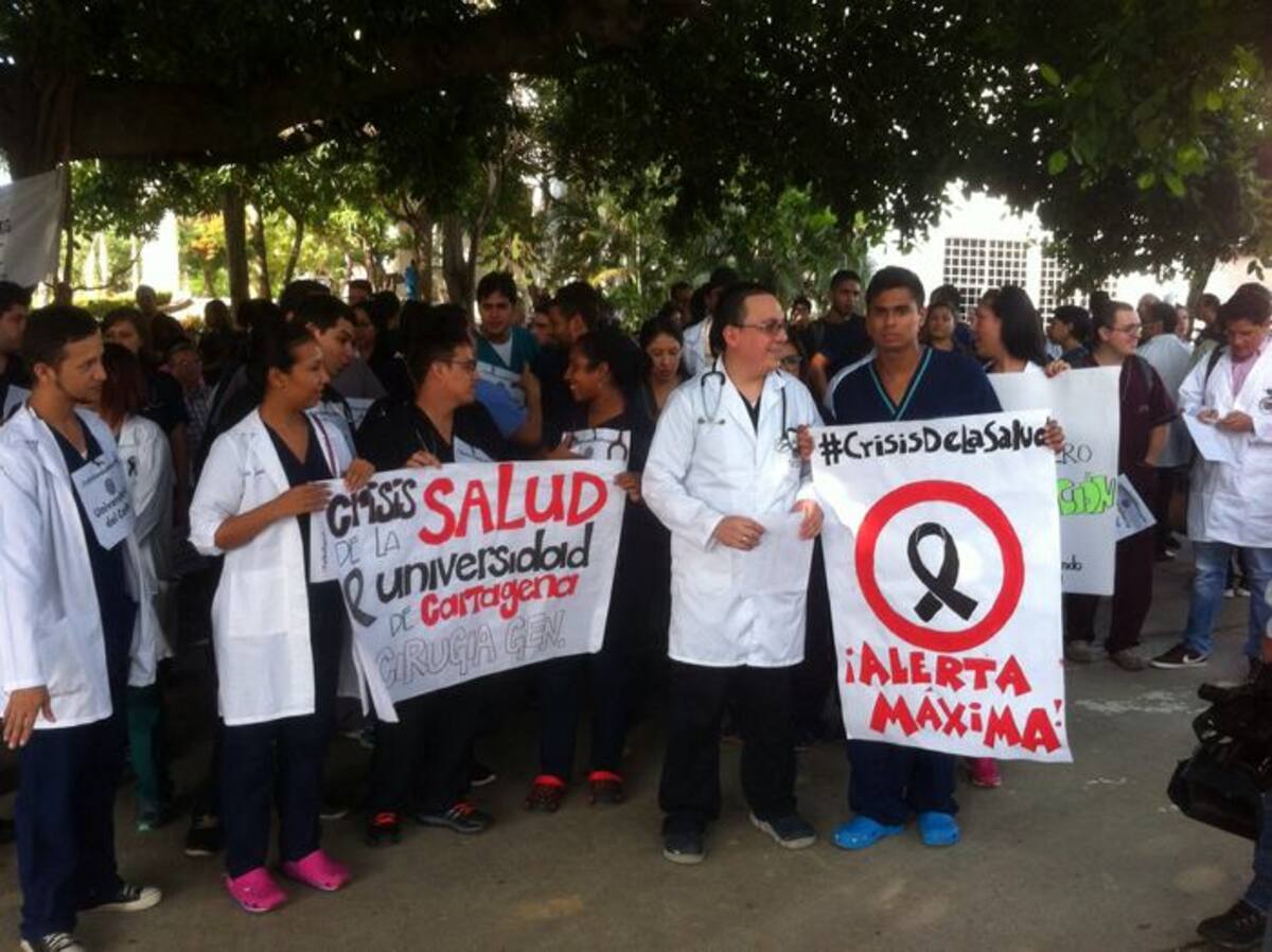 Cerca de 200 personas participaron en el plantón. EL UNIVERSAL