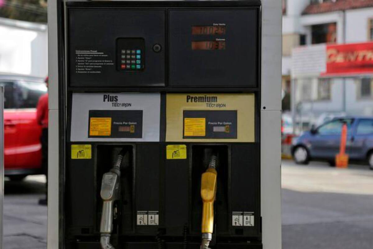 Gobiernos Petro y Duque discuten por posible aumento al precio de la gasolina