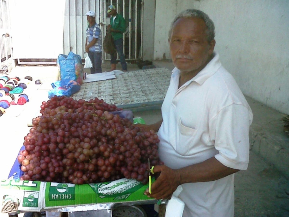 Álvaro Rodríguez, vendedor de uvas.