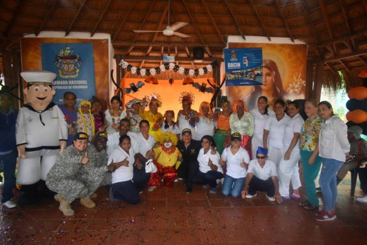 Los adultos mayores se disfrazaron y bailaron divirtiéndose a lo grande como los niños. Cortesía Armada Nacional.