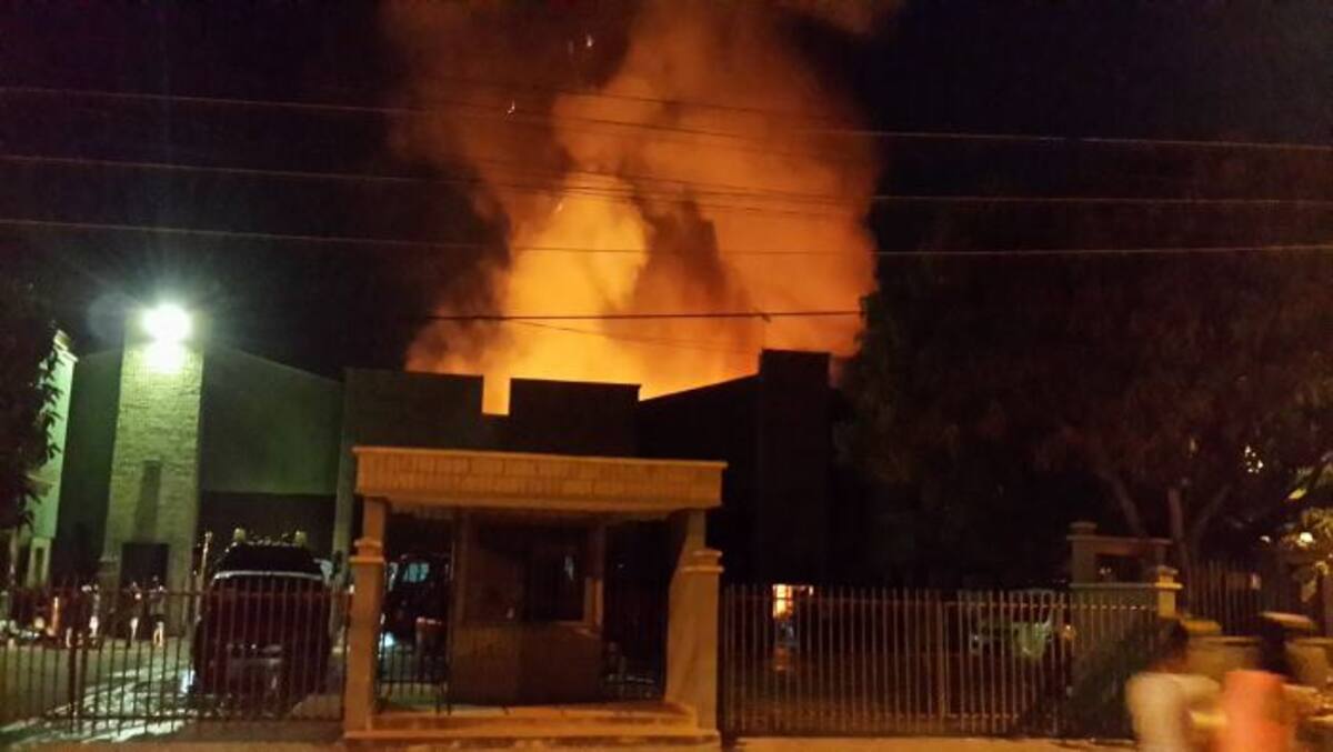 Incendio de una bodega de aceite en la Variante a Tolú, en Sincelejo. EL UNIVERSAL