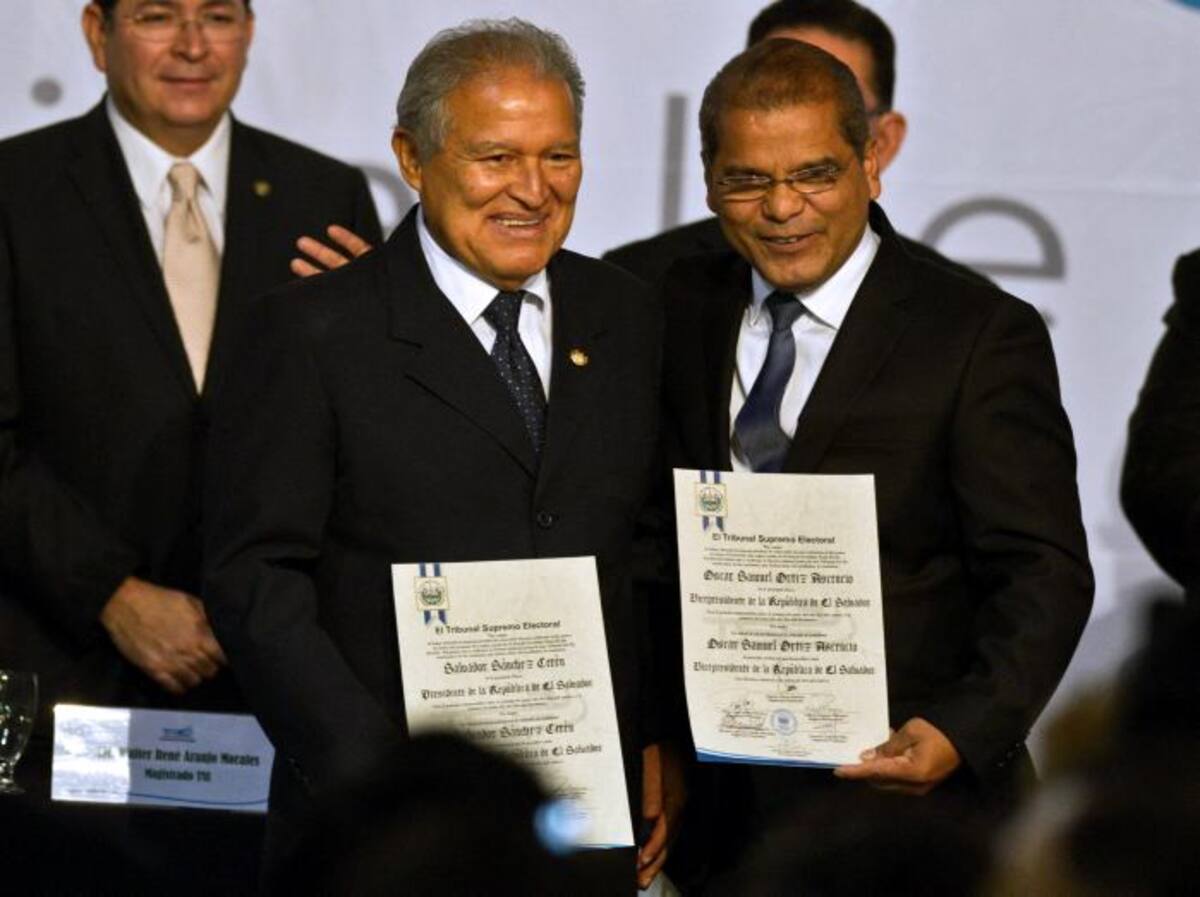 Salvador Sanchez Ceren muestra su credencial de presidente junto a Oscar Ortiz, vicepresidente. AFP